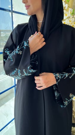 عباية سوداء كريب مايتعرفط مزينه بأكمام مطرزة بالخيوط الزرقاء