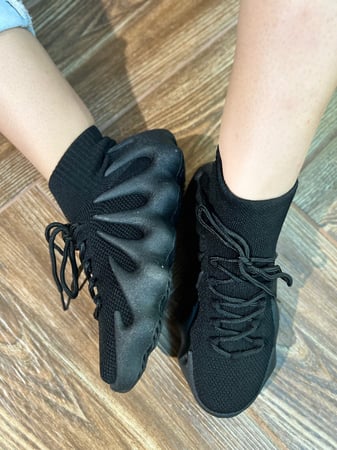 حذاء رياضي أسود بجورب طويل موديل رقم 5