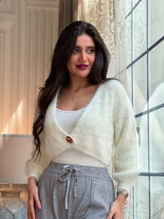 طقم شتوي بنطلون رصاصي وبلوزه فرو بيضاء