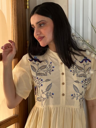 فستان قطن اصفر كريمي مطرز بالخيوط الملونة باااارد وخفيييف رقم 23