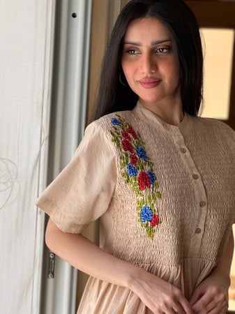 فستان قطن بيج مطرز بالخيوط الملونة باااارد وخفيييف رقم 22