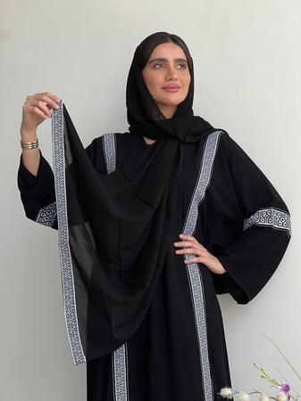 عباية عملية مزينه بالكلف البيضاء مناسبه للدوام خامة خفيفة وباردة