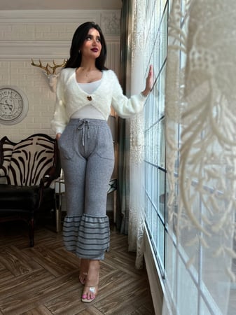 طقم شتوي بنطلون رصاصي وبلوزه فرو بيضاء