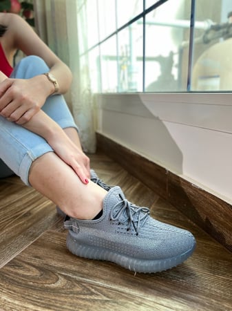 حذاء رياضي رصاصي بخط فضي لامع رقم 4