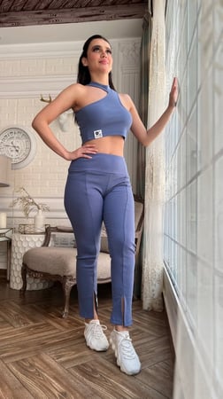 ترينق أزرق على موف رياضي بنطلون سكيني مفتوح من أسفل وبلوزة بدون كم بقصة مائلة من الكتف