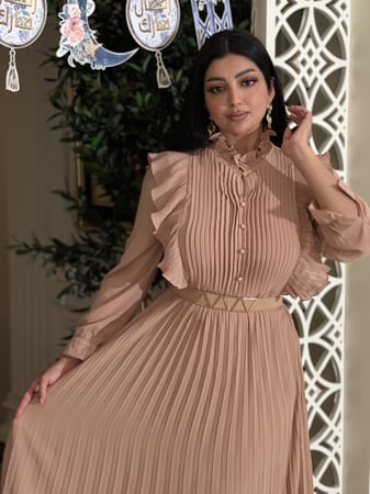 فستان العيد بليسيه لحمي بأكمام بحزام