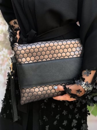 شنط باوتش أنيقة ومميزة بتصميم أنيق - نحاسي سداسي ( يوجد تطريز )