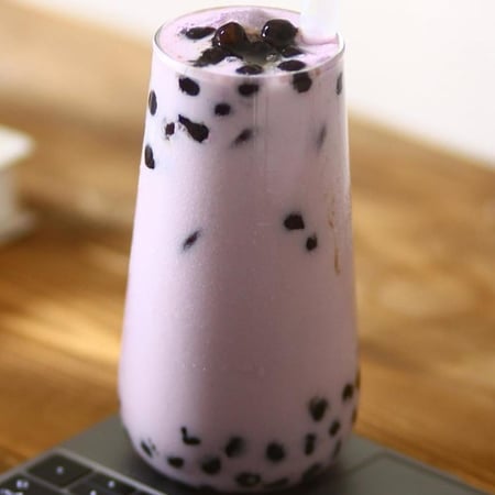 مشروب تارو مع كوب مشروب عصير التارو ومسحوق تارو taro milk drink