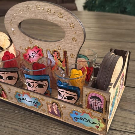 طقم شاي خشبي رسم يدوي ل ل6 استكانات شاي مع كوستر والصينيه