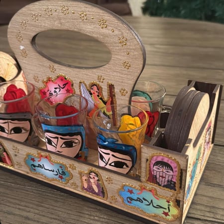 طقم شاي خشبي رسم يدوي ل ل6 استكانات شاي مع كوستر والصينيه