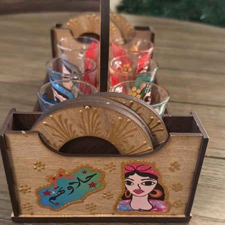 طقم شاي خشبي رسم يدوي ل ل6 استكانات شاي مع كوستر والصينيه