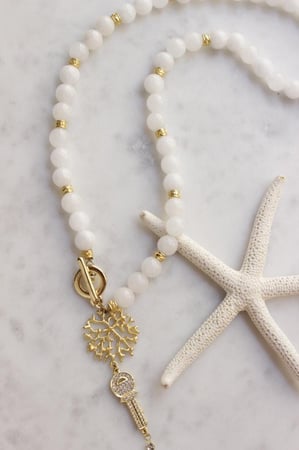 سلسله حجر جاد ابيض شفاف مع تعليقة مفتاح ذهبيه