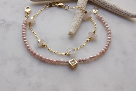 اسوره لولو وردي مع تعليه مكعب زركون