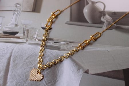 سلسله ذهبيه مع تعليقة قلب زركون