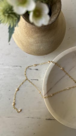 سلسلة ذهبيه مرصعه باللولو