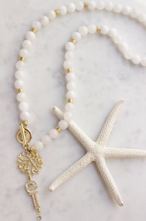 سلسله حجر جاد ابيض شفاف مع تعليقة مفتاح ذهبيه