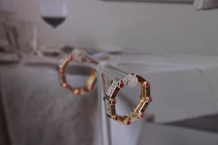 حلق زركون مرصع بحجر صغير باللون العودي