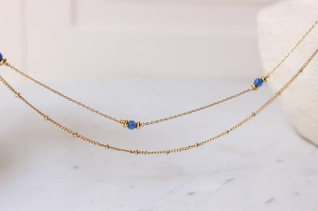 سلسلتين مع بعض بحجر ازرق صغير