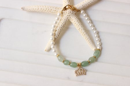 اسوره لولو صناعي مع حجر اخضر وتعليقة زركون تاج