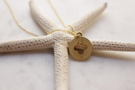 سلسله ذهبيه مع تعليقه مطليه ذهب