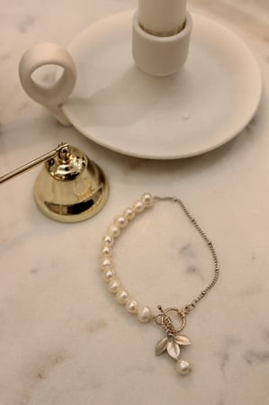 اسورة لولو مع تعليقة ورق شجر بالفضي