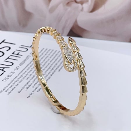 إسوارة نسائية ذهبية بفصوص زركون لامعة – تصميم عصري وفخم