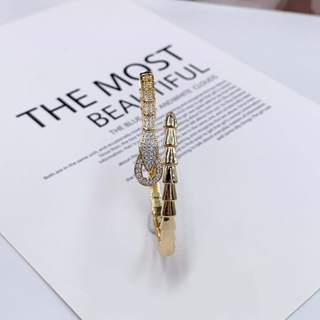 إسوارة نسائية ذهبية بفصوص زركون لامعة – تصميم عصري وفخم