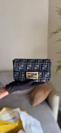 حقيبة فندي Peekaboo ISeeU مقاس 21CM