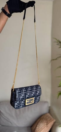 حقيبة Fendi Baguette مقاس 21CM