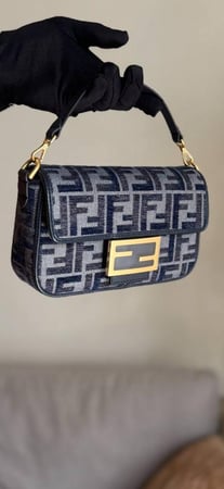 حقيبة Fendi Baguette مقاس 21CM