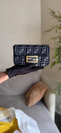 حقيبة Fendi Baguette مقاس 21CM لون جديد