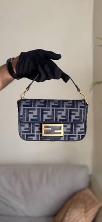 حقيبة Fendi Baguette مقاس 21CM اصلي