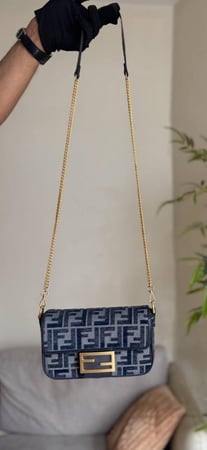 حقيبة Fendi Baguette مقاس 21CM