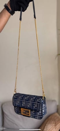 حقيبة Fendi Baguette مقاس 21CM