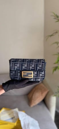 حقيبة Fendi Baguette مقاس 21CM جديد