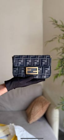 حقيبة Fendi Baguette مقاس 21CM ماستر كوالتي طبق الاصل سوبر ماستر كوبي