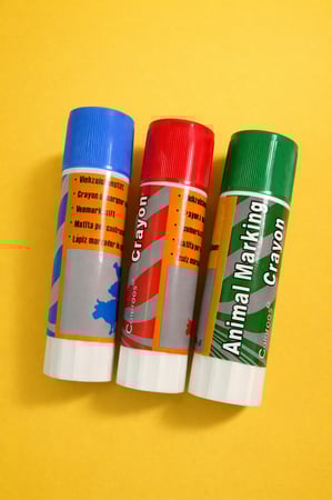 ثلاثة اطقم اقلام