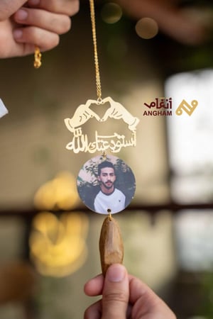 تعليقة كسرة العود بشكل قلب بيدين مع صوره