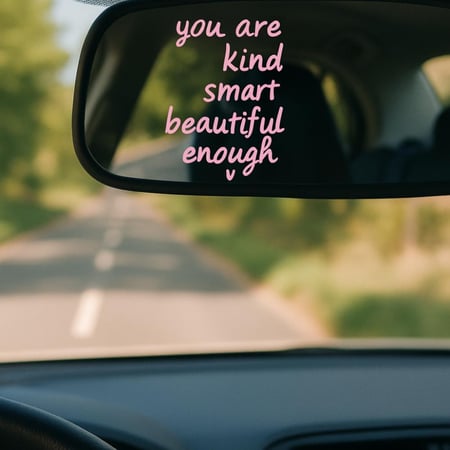 استيكر السيارة بعبارة تشجيعية هو تفصيل بسيط لكنه يصنع فرقًا كبيرًا في المزاج والأجواء داخل سيارتك