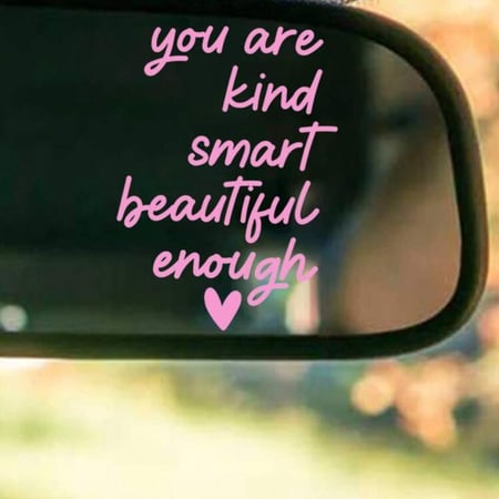 استيكر السيارة بعبارة تشجيعية هو تفصيل بسيط لكنه يصنع فرقًا كبيرًا في المزاج والأجواء داخل سيارتك