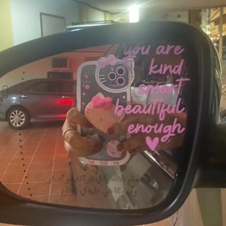 استيكر السيارة بعبارة تشجيعية هو تفصيل بسيط لكنه يصنع فرقًا كبيرًا في المزاج والأجواء داخل سيارتك