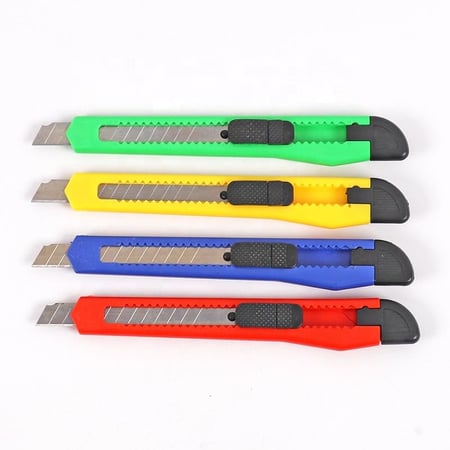 مشرط صغير FOSKA بألوان متنوعة - مقاس 9 ملم