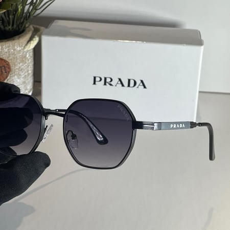 نظارة برادا الشهيرة مدرج