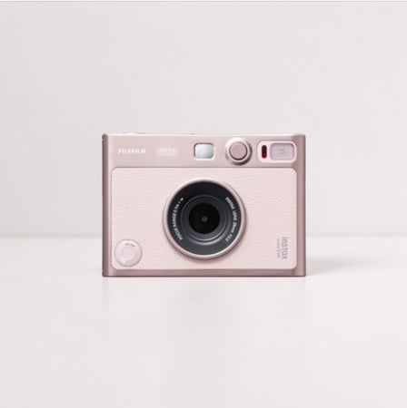 كاميرا Fujifilm Instax Mini Evo باللون الوردي