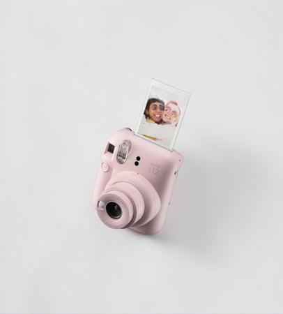 كاميرا Fujifilm Instax Mini 12 باللون الوردي