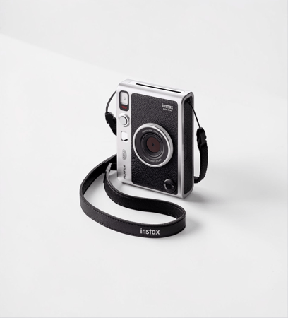 كاميرا Fujifilm Instax Mini Evo باللون الاسود