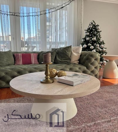 طاولة قهوة وسطية بشكل انيق بقاعدة حديد وسطح خشب السنديان الطبيعي