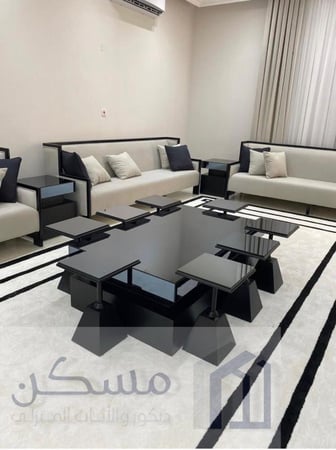 طقم طاولات قهوه يتكون من 5 قطع ويمكن تخزينها تحت الطاولة الرئيسية