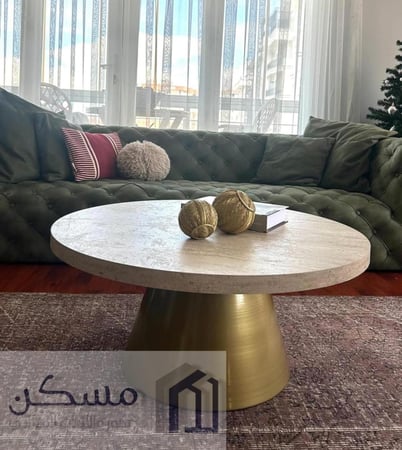 طاولة قهوة وسطية بشكل انيق بقاعدة حديد وسطح خشب السنديان الطبيعي