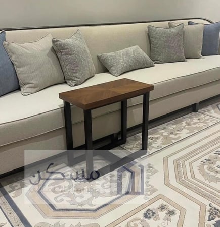 طقم طاولات من خشب قشرة الجوز الطبيعي وقواعد حديد يتكون من 5 قطع